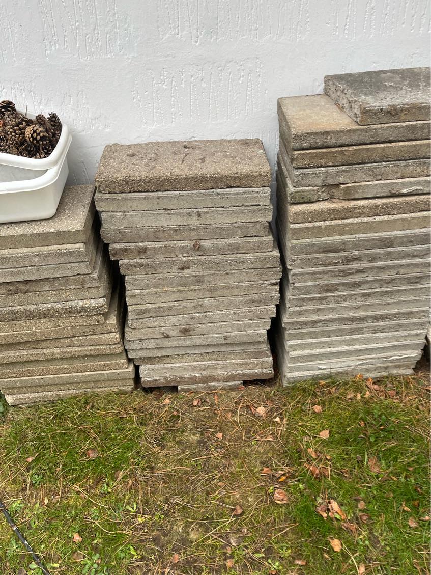 Fjernet brombærkrat og lagt fliser..