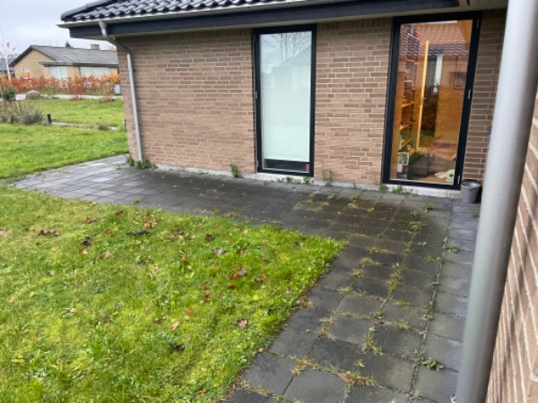 Hjælp til havepleje - ukrudt mellem fliser, i bede mv.