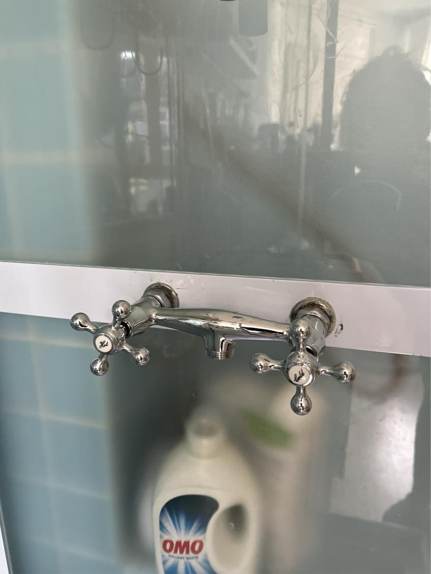 Akut hjælp til at sammensætte geyser armatur og brusehoved