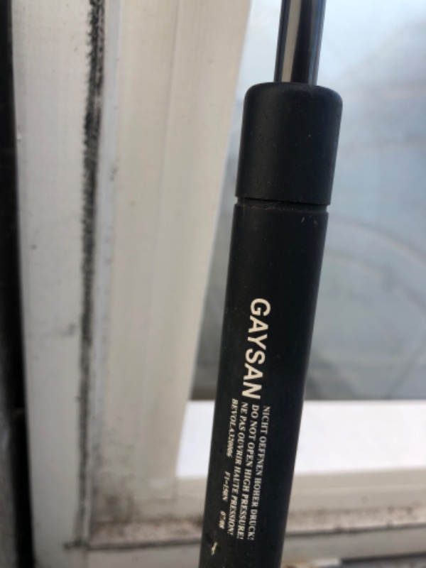 Skifte gaspatron på ovenlysvindue (som fungerer som adgang til tagterrasse)