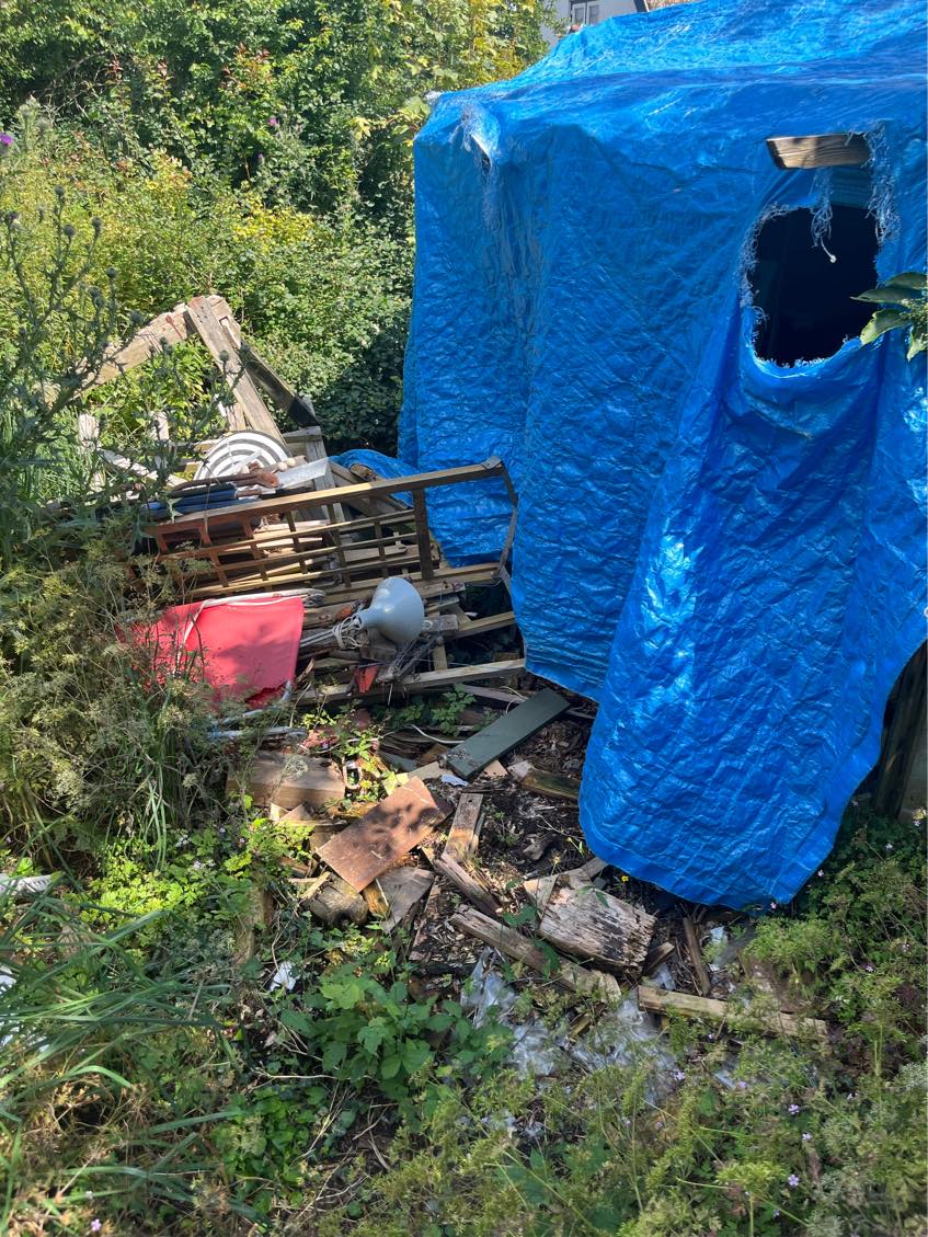 Rydde skrald på genbrugspladsen