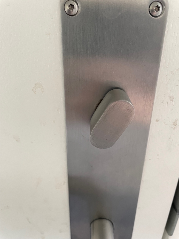 Udskiftning af låsecylinder i rationel dør fra 2020. cylinder sidder over håndtaget og er RUKO