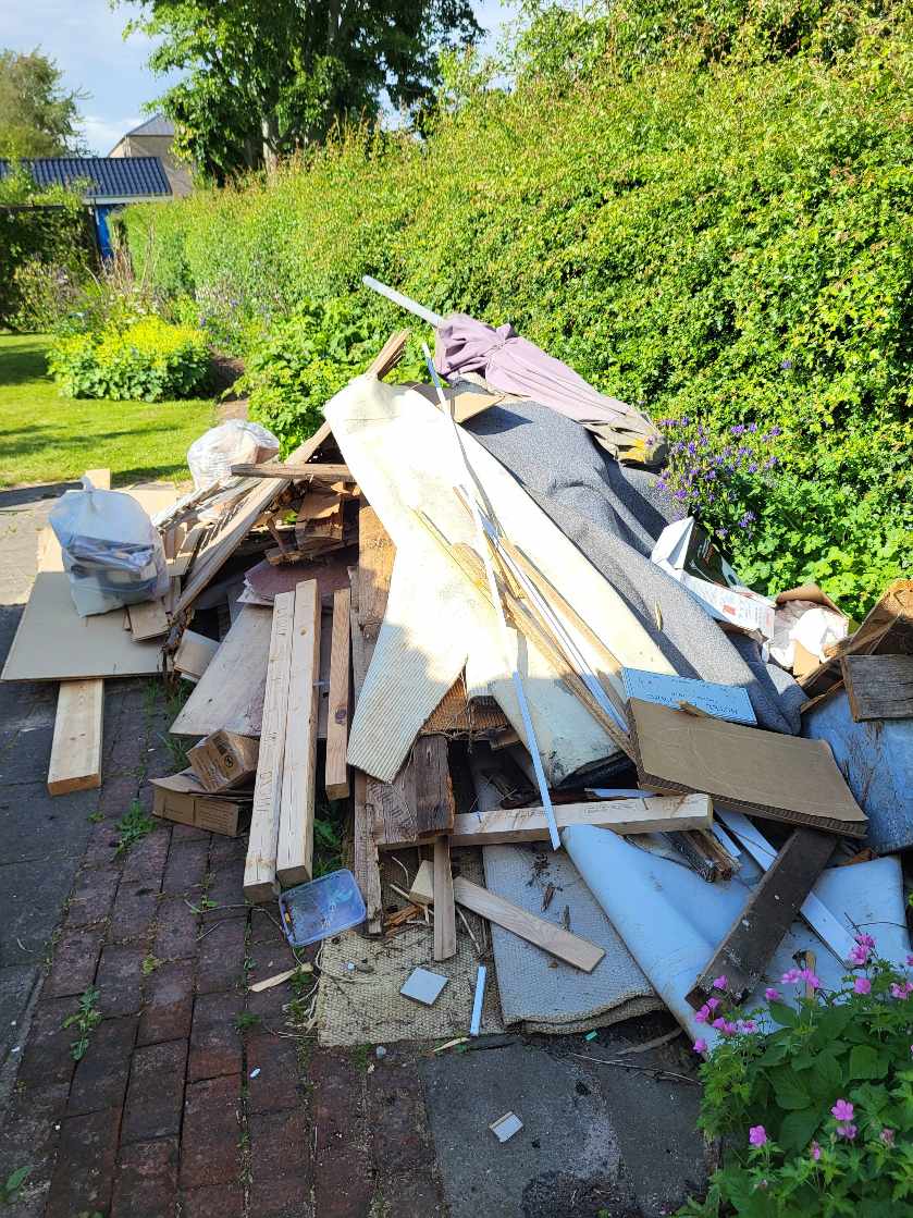 Byggeaffald fjernes fra kolonihave hvor der er kommet nyt gulv. Ca. 18 kvm