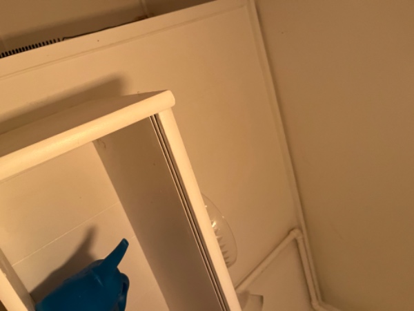 Fjernet en plade foran en ventilation højt på væggen