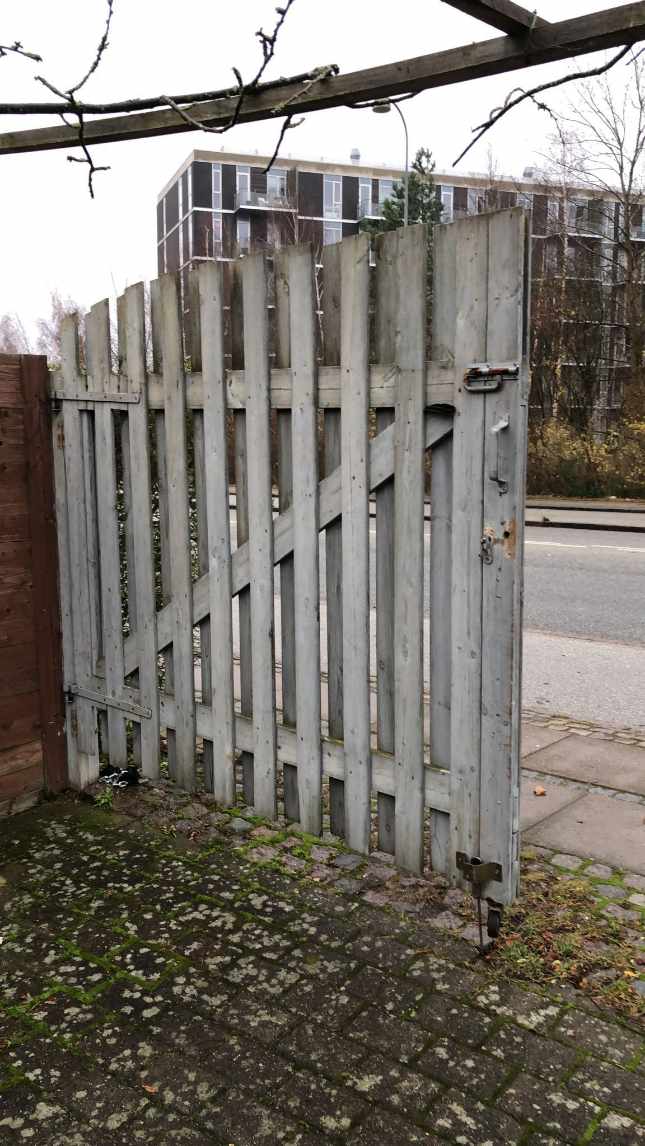 Sætte portdør må plads igen med nye hængsler