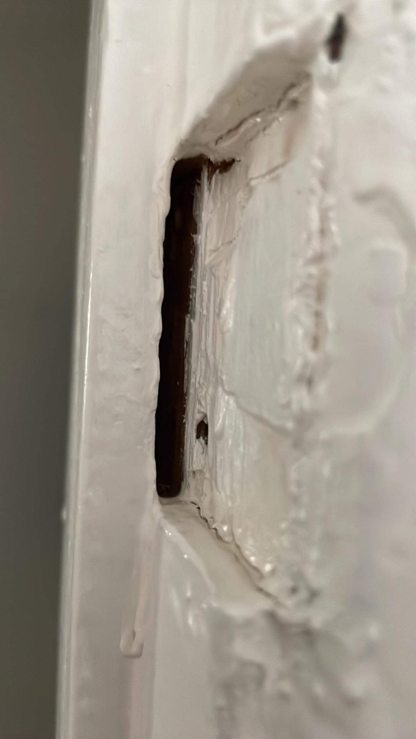 udstemning og ophængning af dør samt afhøvling af dør der binder