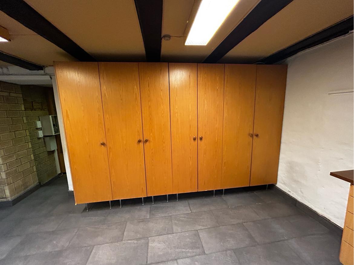 Vi skal have fjernet højskabe og køkken og have kørt væk på genbrug/losseplads