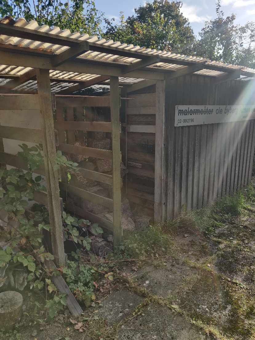 Nedrivning af to skure, mindre anneks samt lille jolle på sommerhusgrund i Høve strand