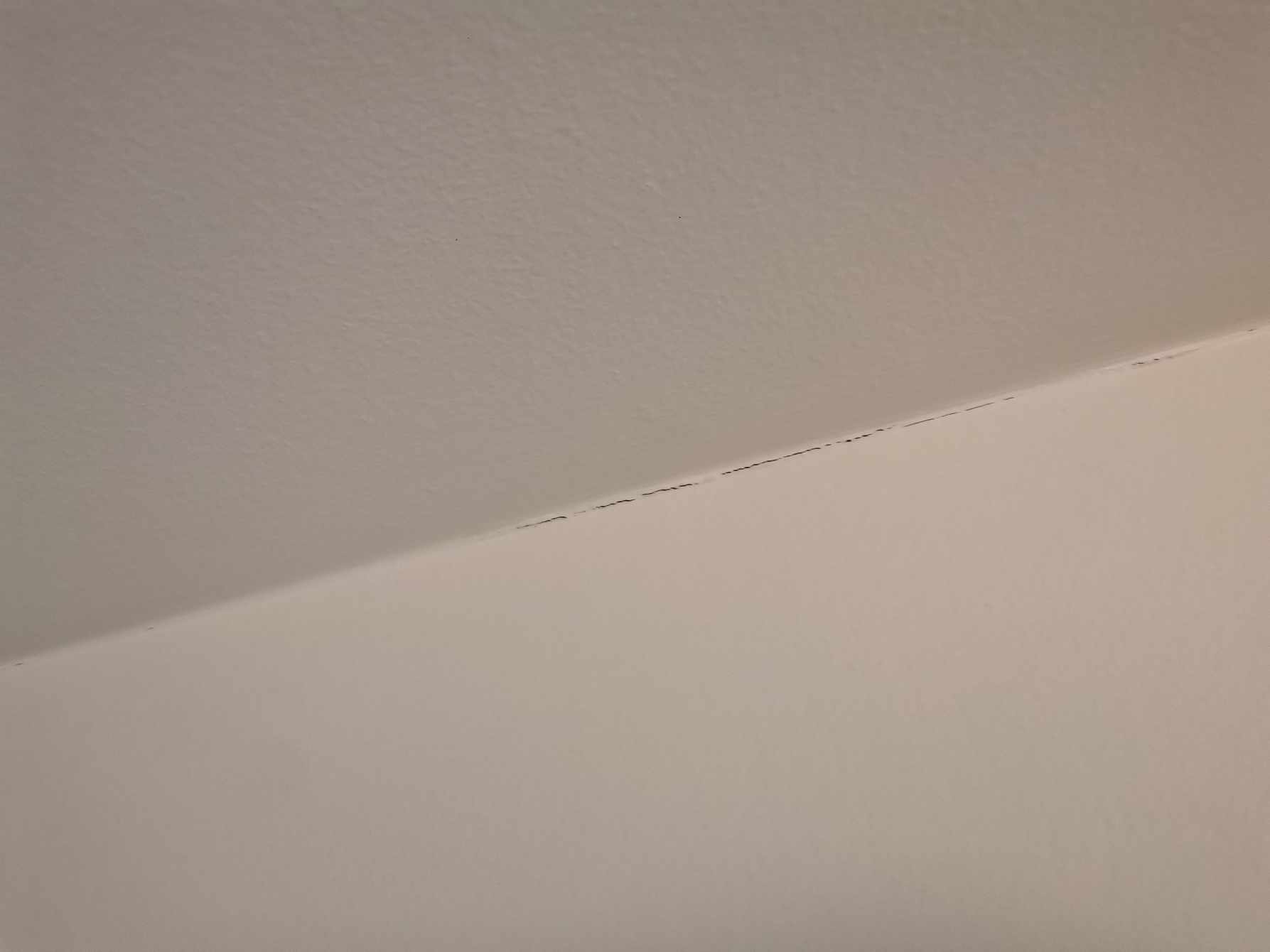 Fjerne gamle fuger ved vægkant og loft kant samt nye flotte og holdbare fuger