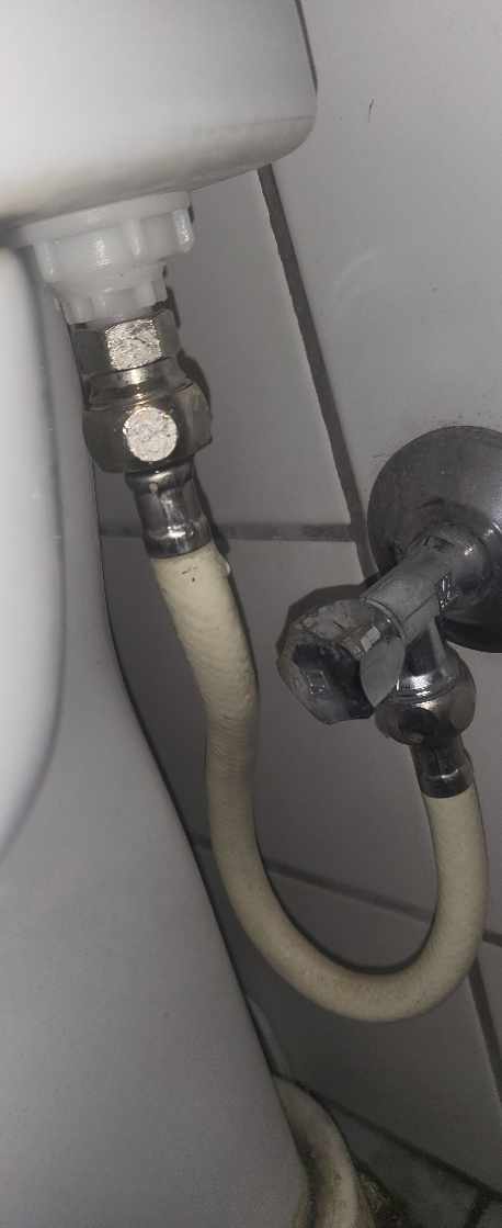 Skruve tilbage vand slange til toilettet