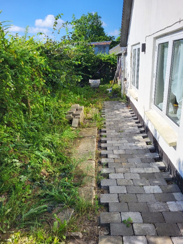 Nivelering og lægge fliser rundt om hus