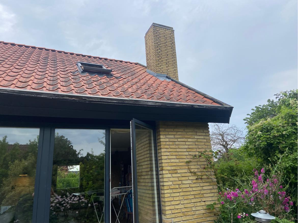 Skift af vindskeder af træ på hus