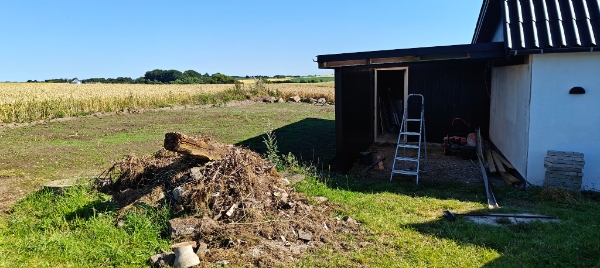 Bortskaffelse af Bunke med affald fra haven.