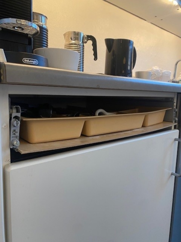 Sætte en afrevet låge tilbage på køkkenskuffe