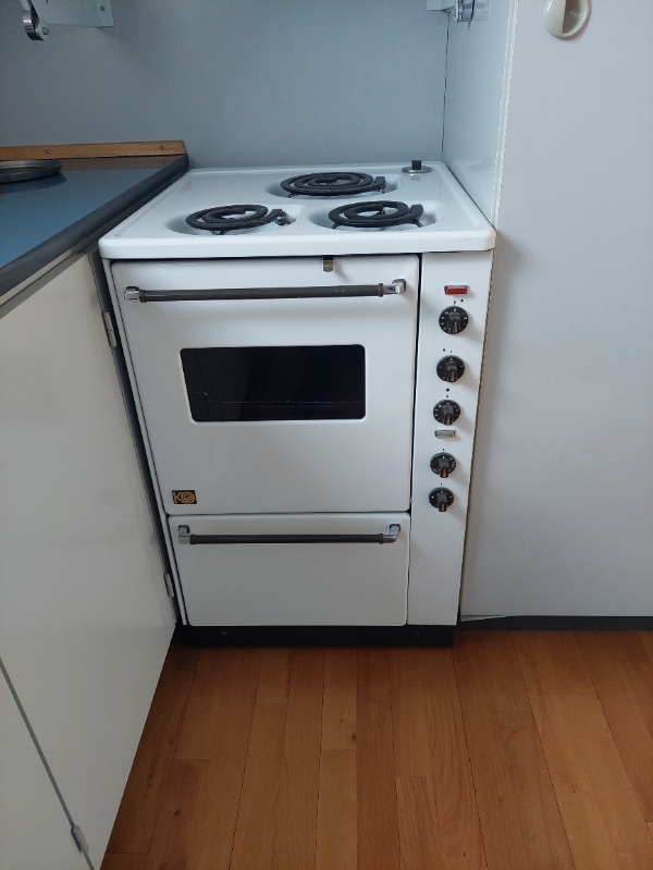 Flytning af komfur fra 3. sal til kælder der er beliggende ca. 10 meter fra opgangen.