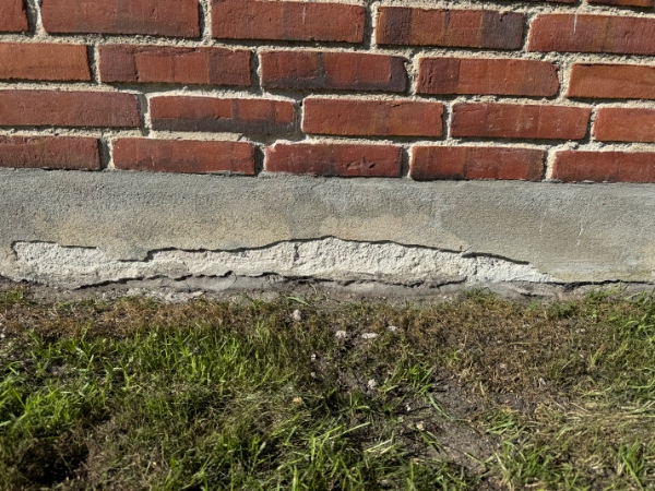 Reparation og pudsning af afskallet sokkel