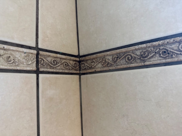 Kalkfjernelse i brusekabine