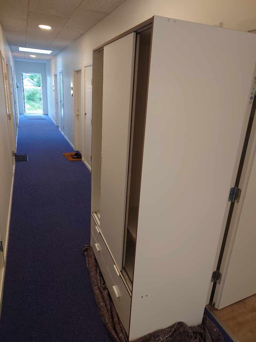 Flyt stort skab på lossepladsen