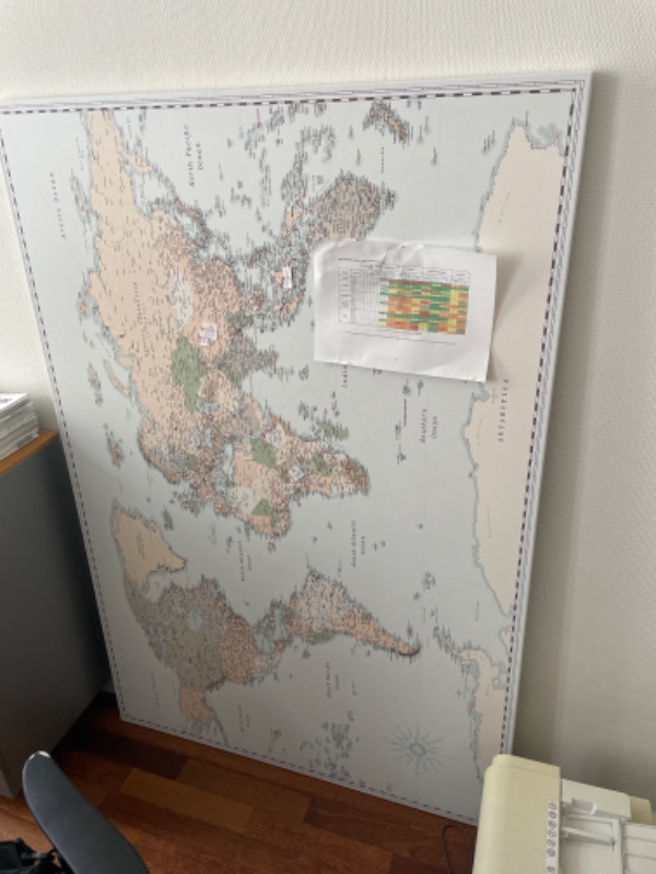 Opsætning af 2 billeder og en tavle på gipsvæg