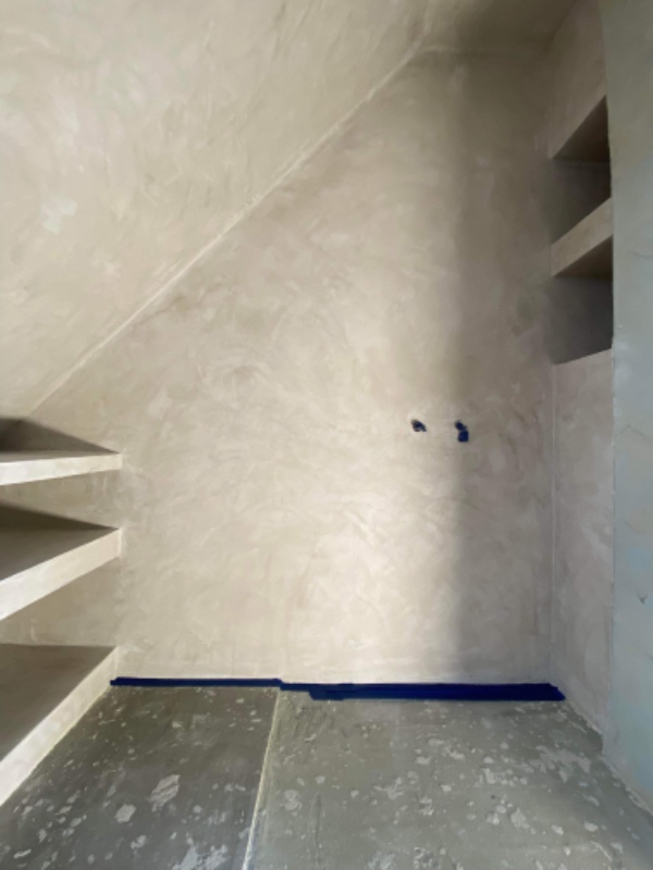 Montering af diverse elementer i badeværelse