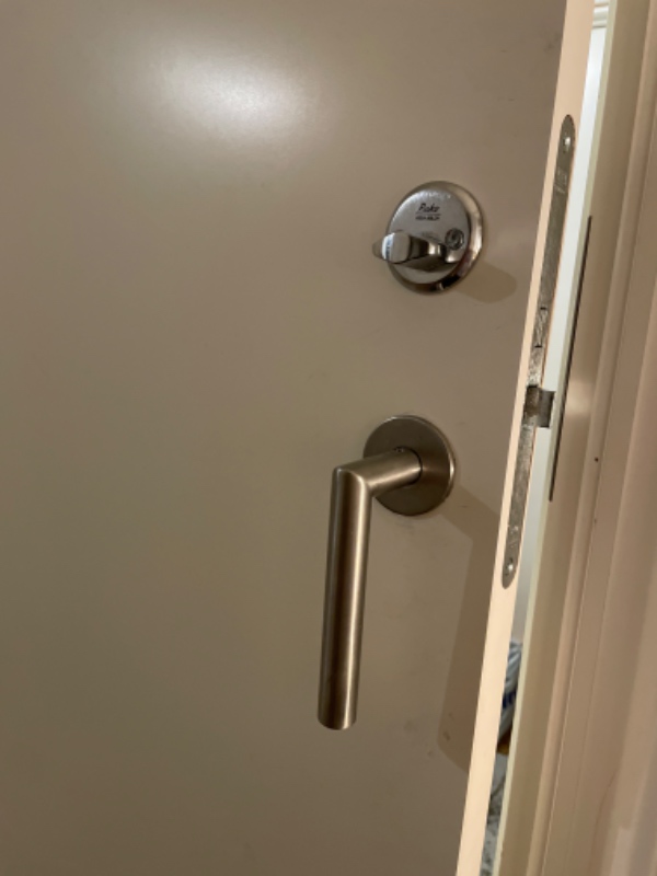 Dørhåndtag i stykker, det ene greb hænger