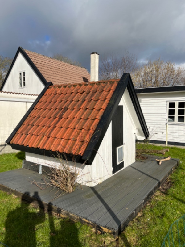 Fjern stort legehus samt bed