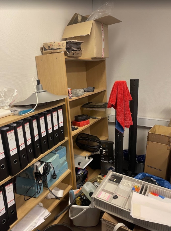 kontor lokaler ryddes og smides ud,