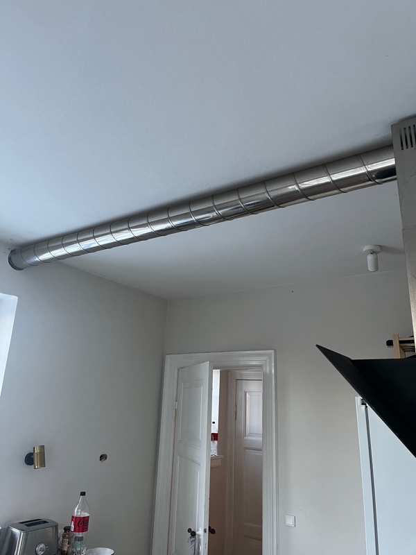 Fjern emhætte og luk hul i væggen efter