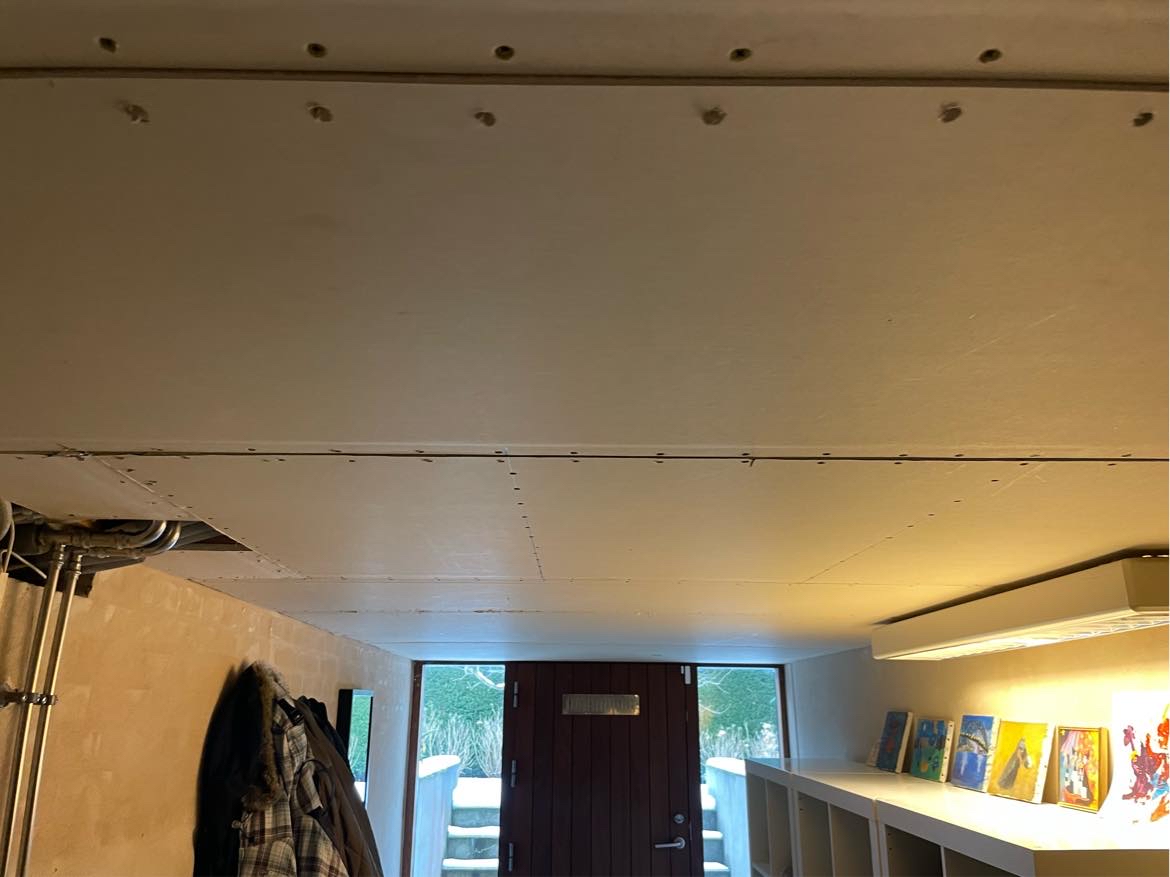 Filtsning og maling af kældergang