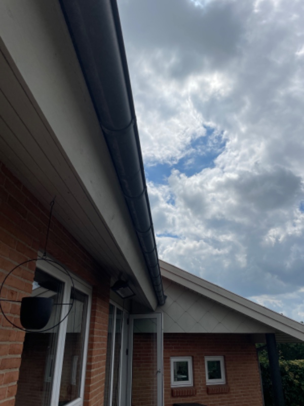 Maling af udhæng rundt om hus og sternbrædder på 3 gavle. Højde til kip på den ene gavl er 6 m.