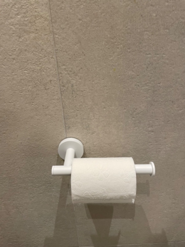 Montering af skabslåge med liste og fastsættelse af toiletpapirsholder