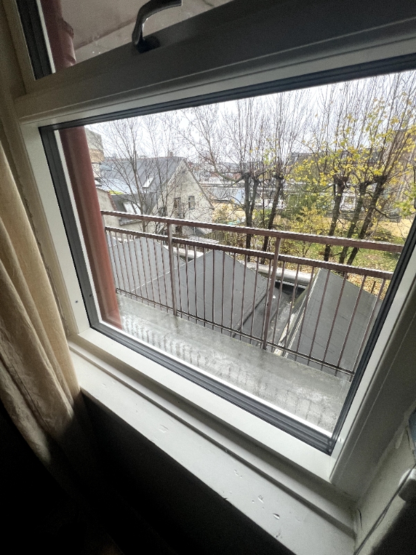 Sæt et vinduesfolie på et vindue