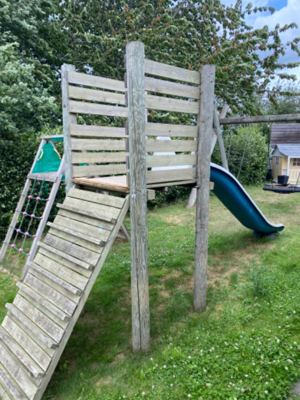 Hækklipning, den er ca 3m høj, klippes ned til 1,6m, ca 35 m lang.