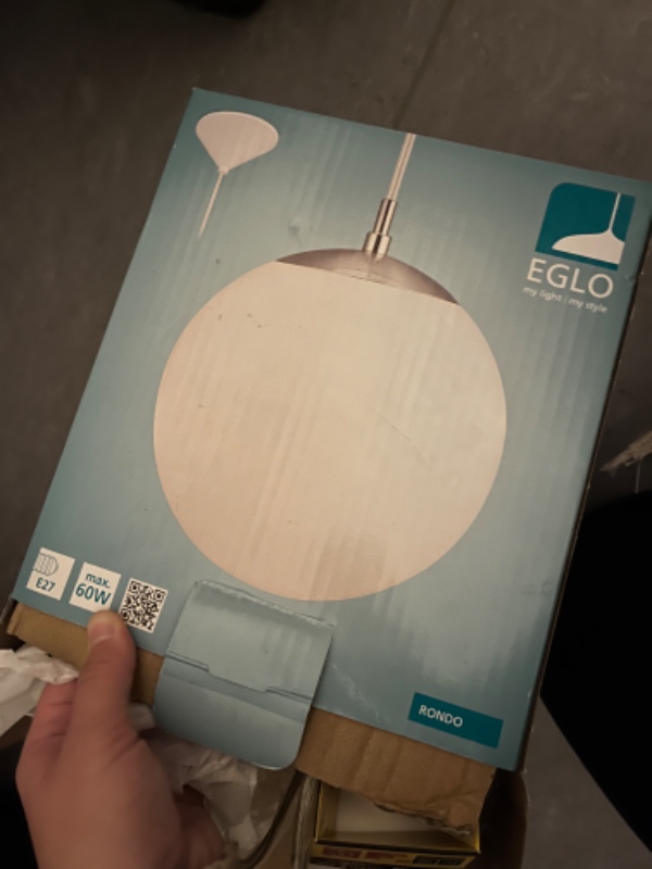 Ophængning af knage samt mindre hylde og opsætning af en lampe på værelset