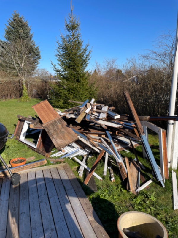 Byggeaffald fra en udestue skal fjernes 