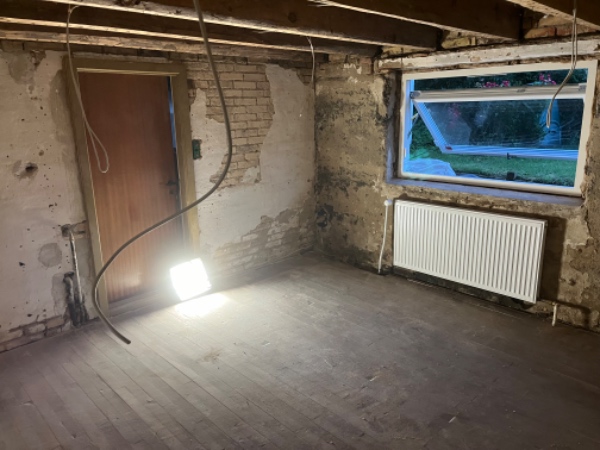 Pudse vægge i kælder