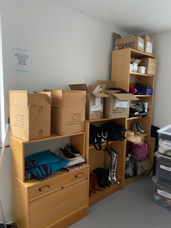 Køre ting på genbrugspladsen, samle tøjstativer og sætte ting op.