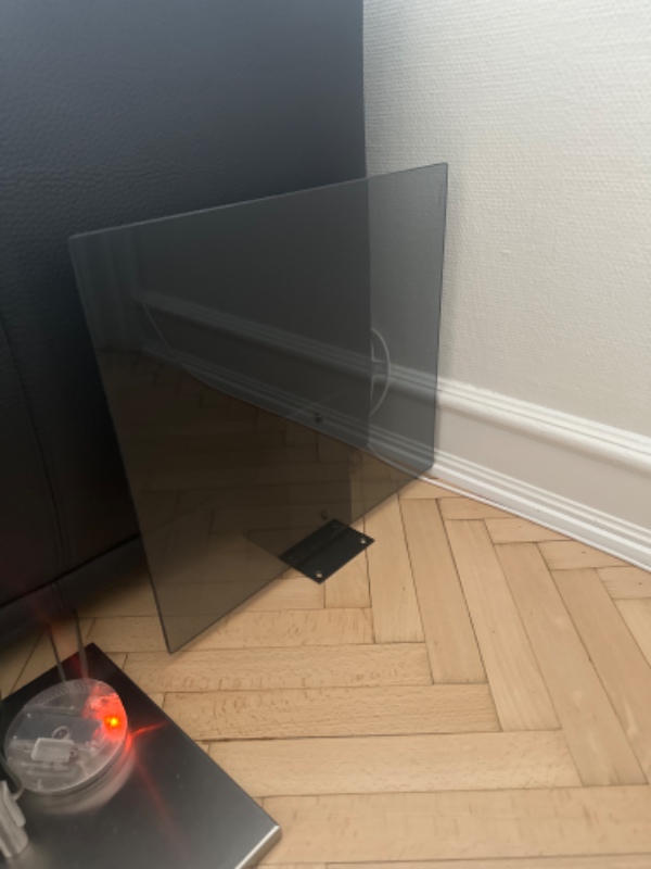 Opsætning g af koglen - lampe, samt ophæng af 5 billeder og fastsættelse af ledning langs dør