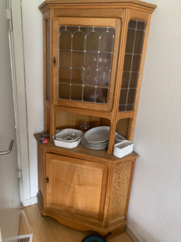 Tunge skabe skal bæres ned fra 1. Sal og køres på genbrugspladsen til cirkel butikken