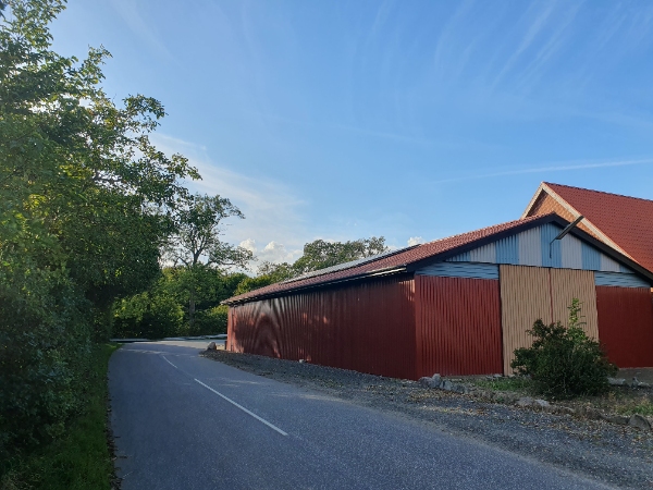 Opsat og forbundet 24 solpaneler på tag med 30 graders hældning