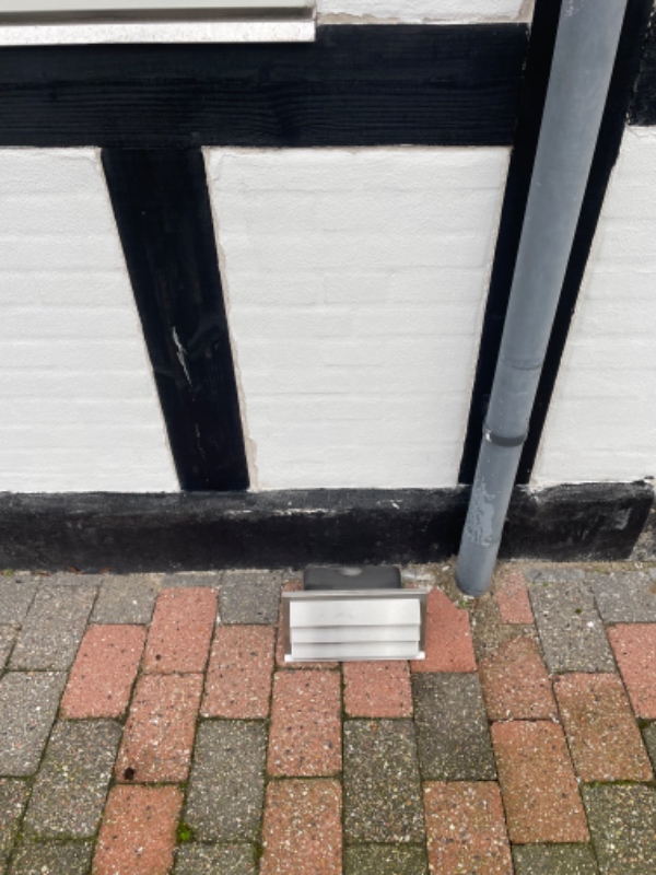 Montering af luftkanal i mur