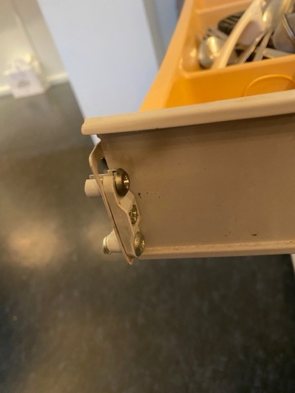 Sætte en afrevet låge tilbage på køkkenskuffe