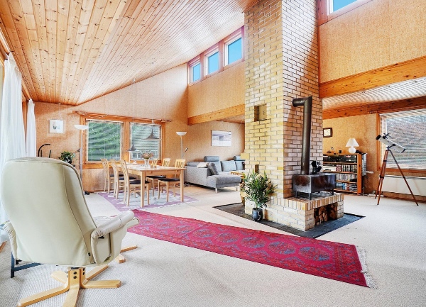 Bortskaffelse af mindre brændeovn og lukning af efterfølgende hul i skorsten