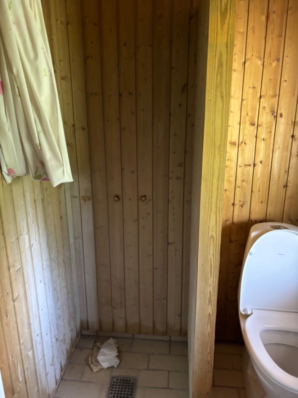 Maling af lille badeværelse i træ