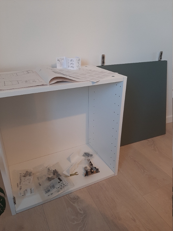 Samle og ophænge to små Ikea