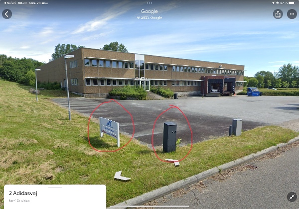 Fjerne et skilt og en postkasse. Regning plus moms.