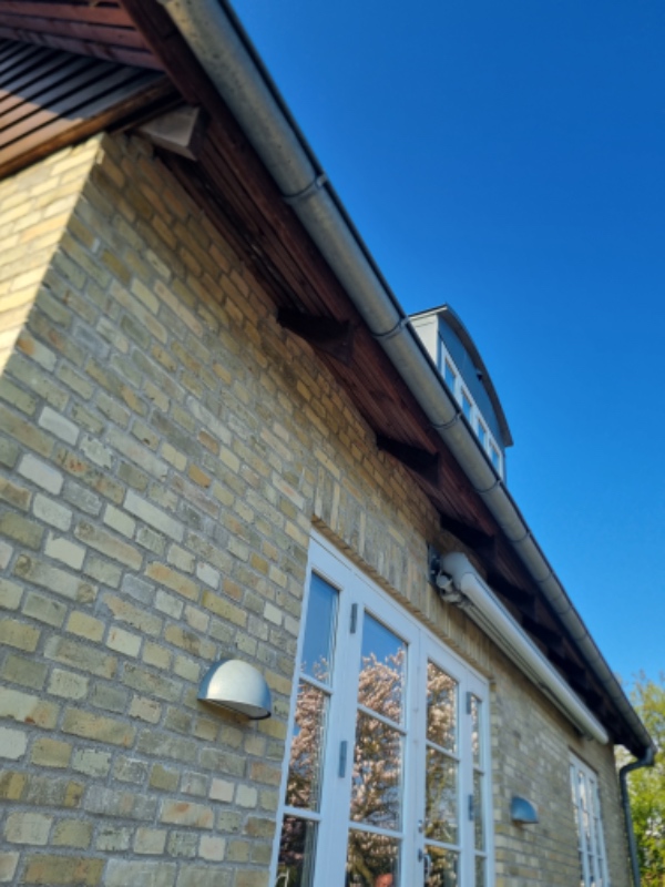 Stillads og maler til hus