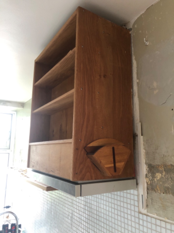 Hjælp med at tage emhætte fastmonteret i trækasse ned fra væggen