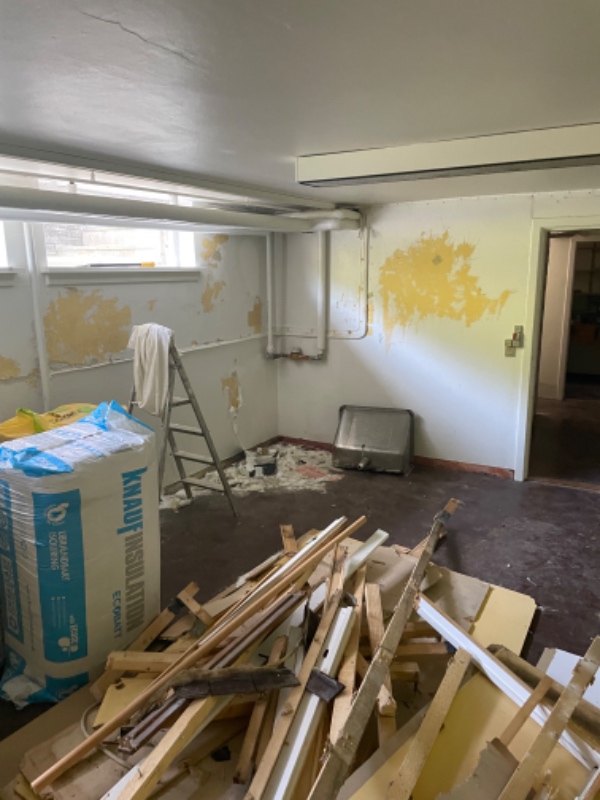 Fjern tapet og bank udvendig fugt plamager af i kølderrum