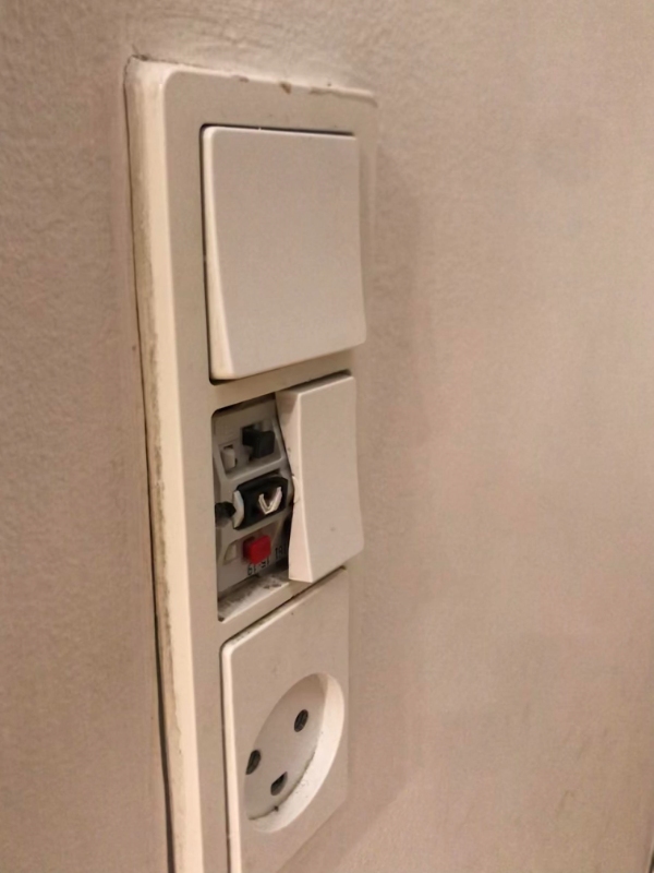 Stikkontakt der er faldet af